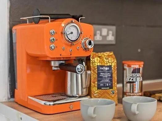 Spacious 5-bdr Family House, Guests 10, Free Wi-fi, Parking