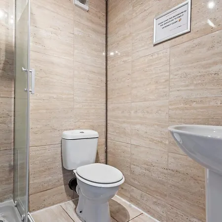 別荘 Modern 5-Bed Family House, Guests 10, Fast Wi-Fi, Parking