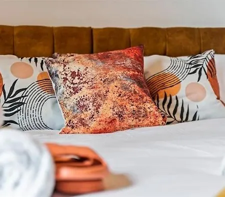 Semesterbostad Spacious 5-bdr Family House, Guests 10, Free Wi-fi, Parking *