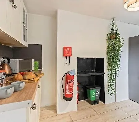 Nyaraló 5-Bdr Family House, Guests 10, Fast Wi-Fi, Parking *