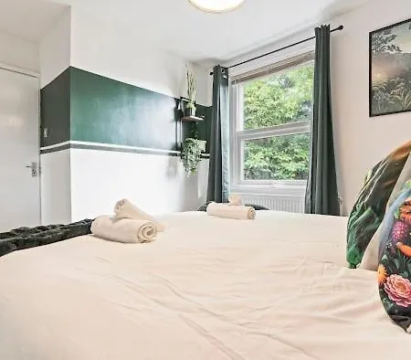 5-Bdr Family House, Guests 10, Fast Wi-Fi, Parking Nyaraló Bristol