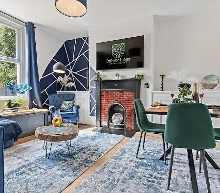 Spacious 5-Bedroom Home, Sleeps 10, Parking&High-Speed Wi-Fi *