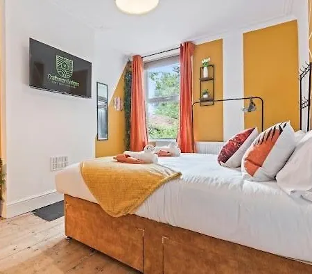 Comfy 5-Bdr Family House,Guests 10, Fast Wi-Fi, Parking Semesterbostad *