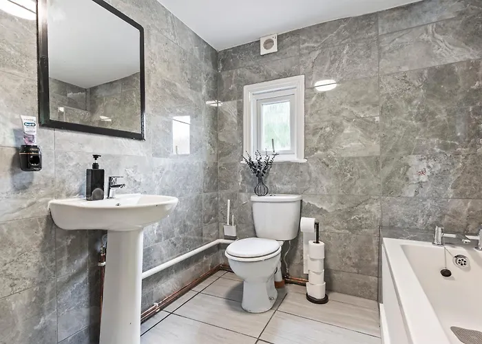 Feriehus Spacious 5-bdr Family House, Guests 10, Free Wi-fi, Parking