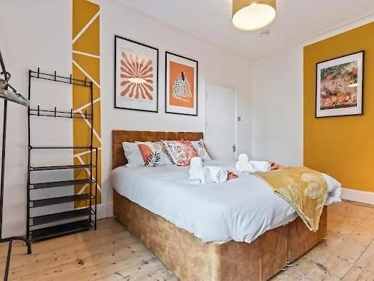 Spacious 5-bdr Family House, Guests 10, Free Wi-fi, Parking