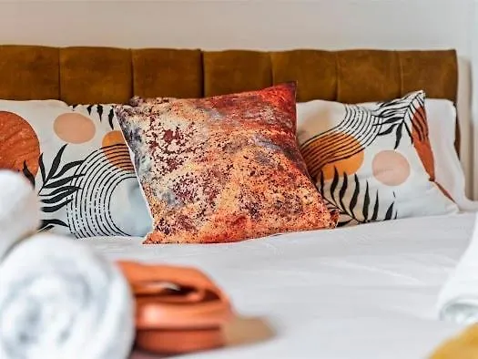 Feriehus Spacious 5-bdr Family House, Guests 10, Free Wi-fi, Parking *