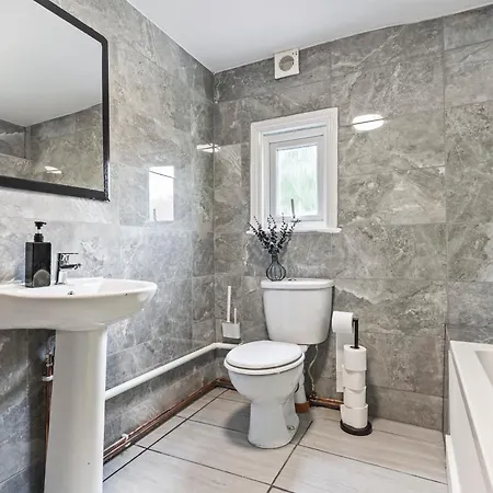 Vakantiehuis Modern 5-bed Family House, Guests 10, High-speed Wi-fi, Parking