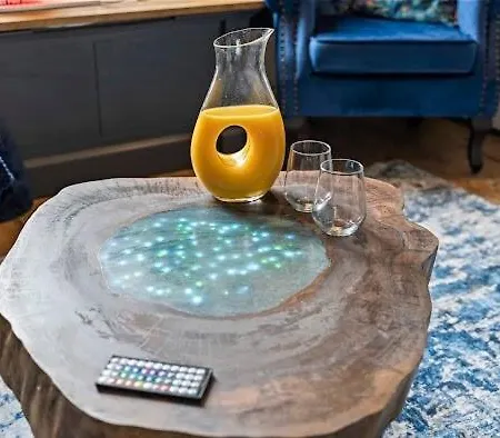 Charming 5-Bedroom House for Families, Sleeps 10, Secure Parking&Fast Internet *