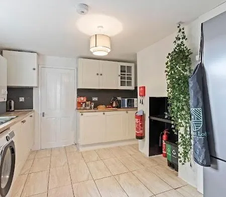 Spacious 5-bdr Family House, Guests 10, Free Wi-fi, Parking Bristol