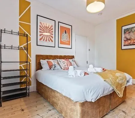 Modern 5-bed Family House, Guests 10, High-speed Wi-fi, Parking