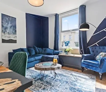 Modern 5-bed Family House, Guests 10, High-speed Wi-fi, Parking