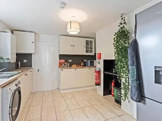 Spacious 5-bdr Family House, Guests 10, Free Wi-fi, Parking Bristol