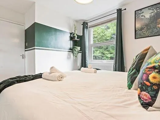 Spacious 5-bdr Family House, Guests 10, Free Wi-fi, Parking Prázdninový dům Bristol