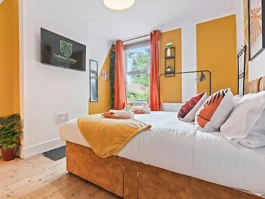 Spacious 5-bdr Family House, Guests 10, Free Wi-fi, Parking Будинок відпочинку *